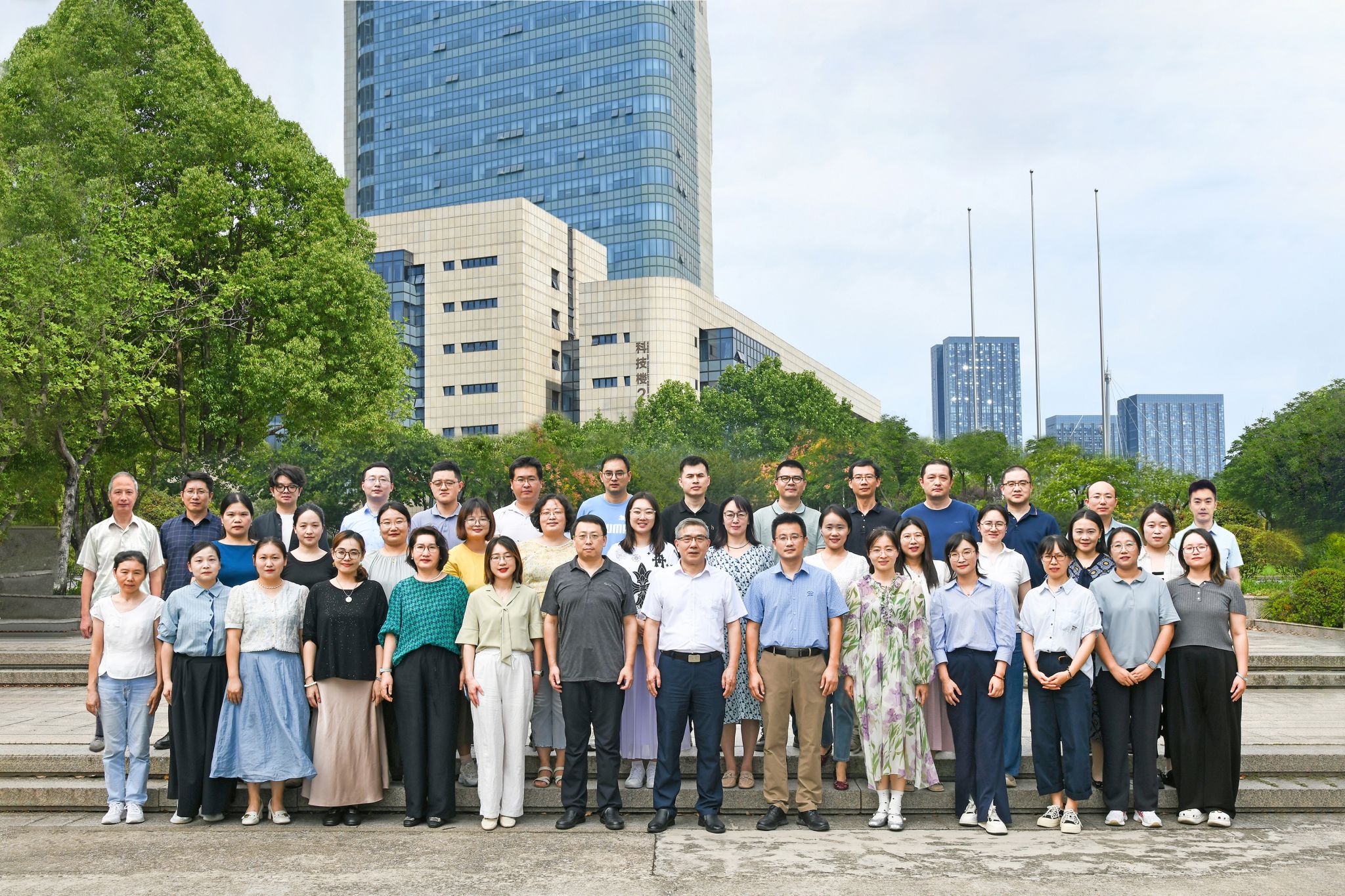 全体教职工合影